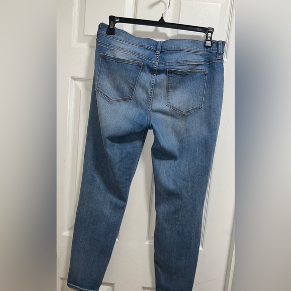 ♦️ J.Crew women's skinny stretch jeans in a mid-rise fit. Size 32/28 Used - Picture 2 of 3